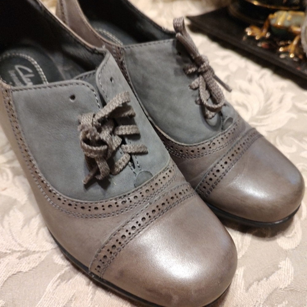 🩶Glorious Clarks Taupe & Graphite Leather Brogue Spectator Booties Heels - 7.5M - Picture 3 of 13